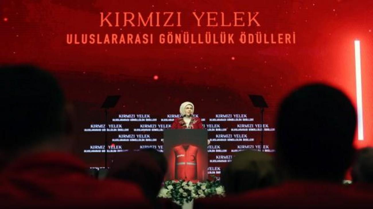 Emine Erdoğan Kızılay’ın ‘Kırmızı Yelek Uluslararası Gönüllülük Ödül Töreni’nden paylaşım yaptı