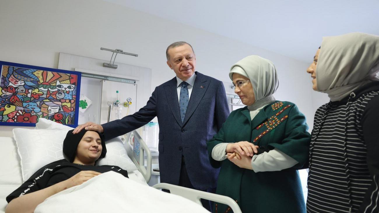 Cumhurbaşkanı Erdoğan ve eşi Emine Erdoğan afetzede çocuklarla bir araya geldi