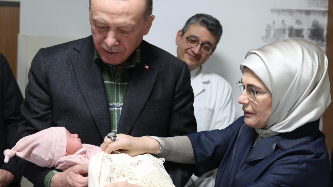 Cumhurbaşkanı Erdoğan ve eşi Emine Erdoğan depremzedeleri ziyaret etti