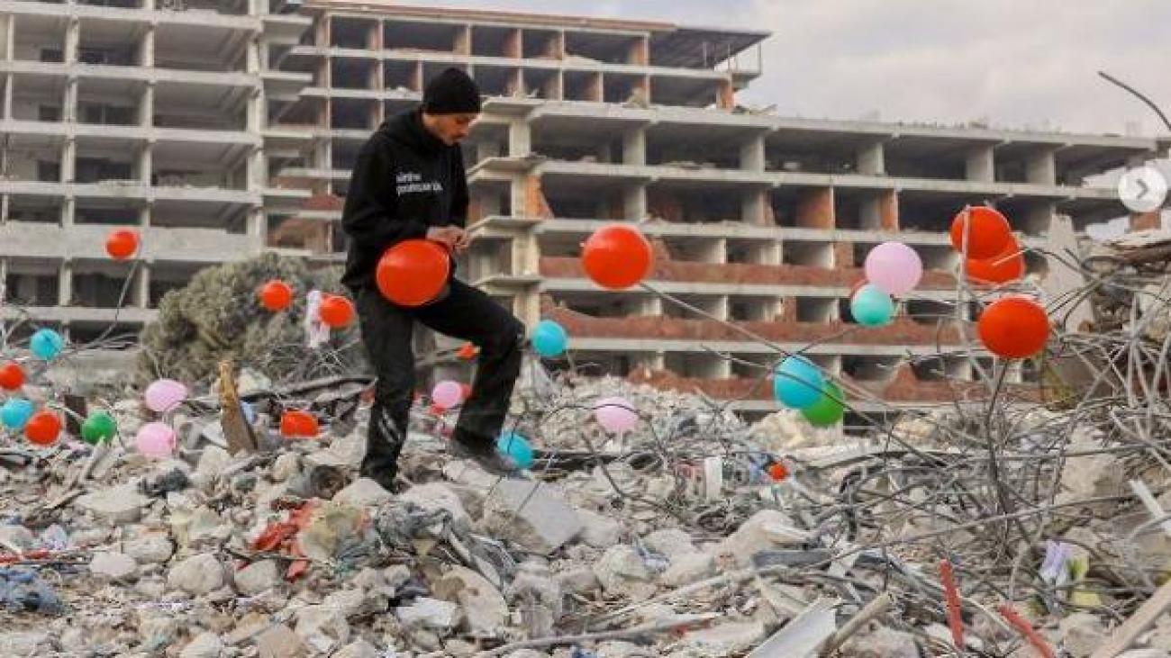Hatay’da depremde hayatını kaybeden çocuklar için enkazların üzerlerine balonlar asıldı!