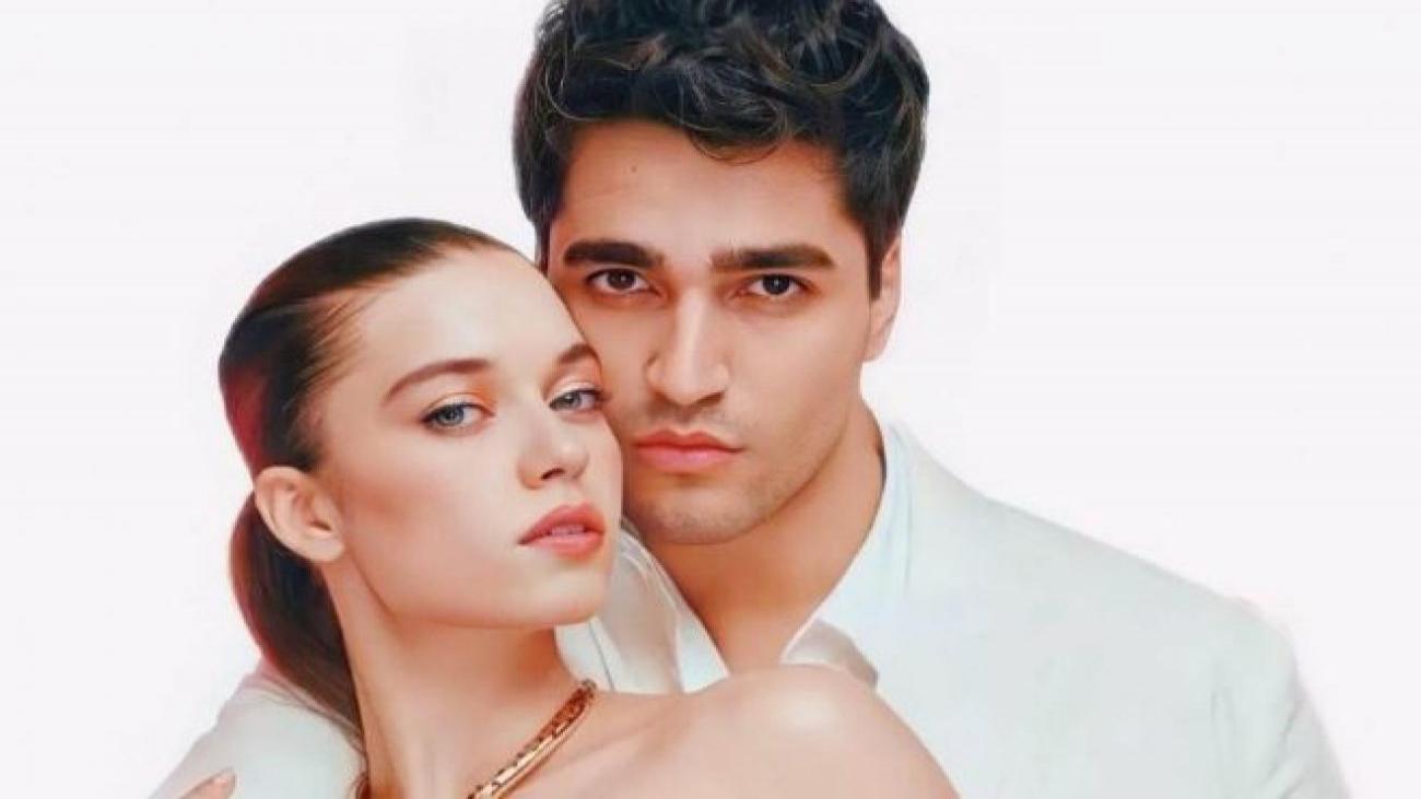 Afra Saraçoğlu ve Mert Ramazan Demir birlikte tiyatroya gitti! Yalı Çapkını’nın yıldızları…