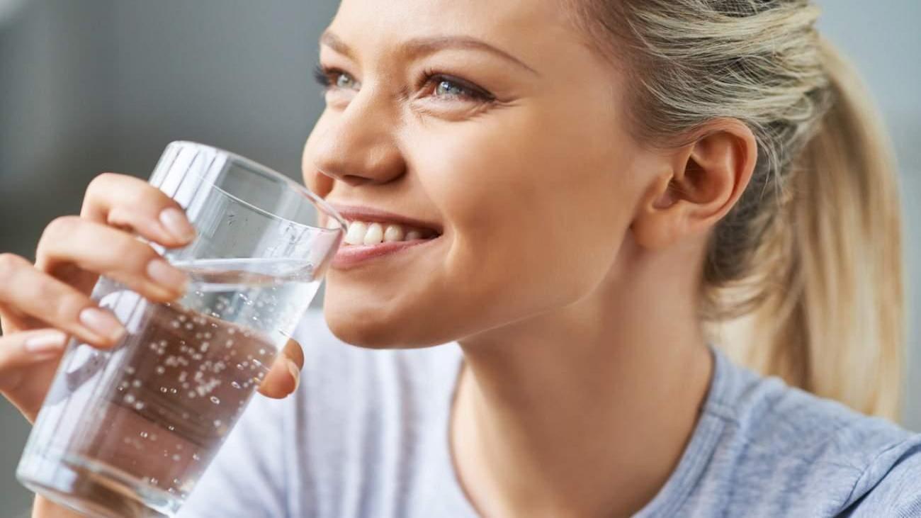 Su içmenin cilde ve saçlara faydaları nelerdir? Çok su içmek cildi güzelleştirir mi?