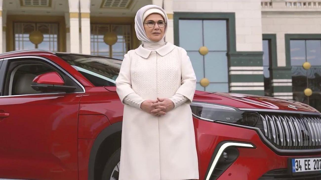 Emine Erdoğan TOGG’un anahtarını teslim aldı! “Büyük bir gurur ve mutluluk içerisindeyiz”